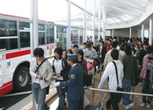 11_8_神領駅北口スクールバスのりば（2008年3月完成）.jpg